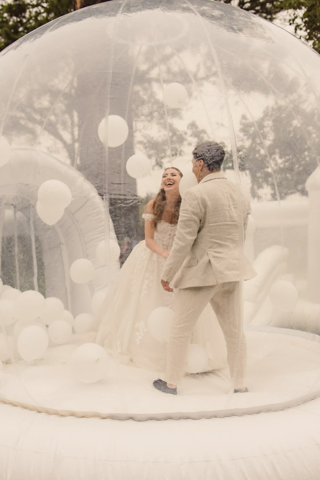 Casal celebrando dentro da Bubble House